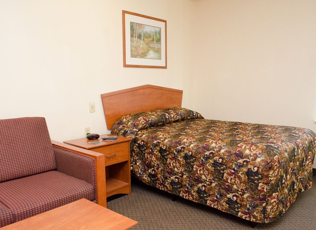 Woodspring Suites Louisville Southeast Forest Hills Room photo